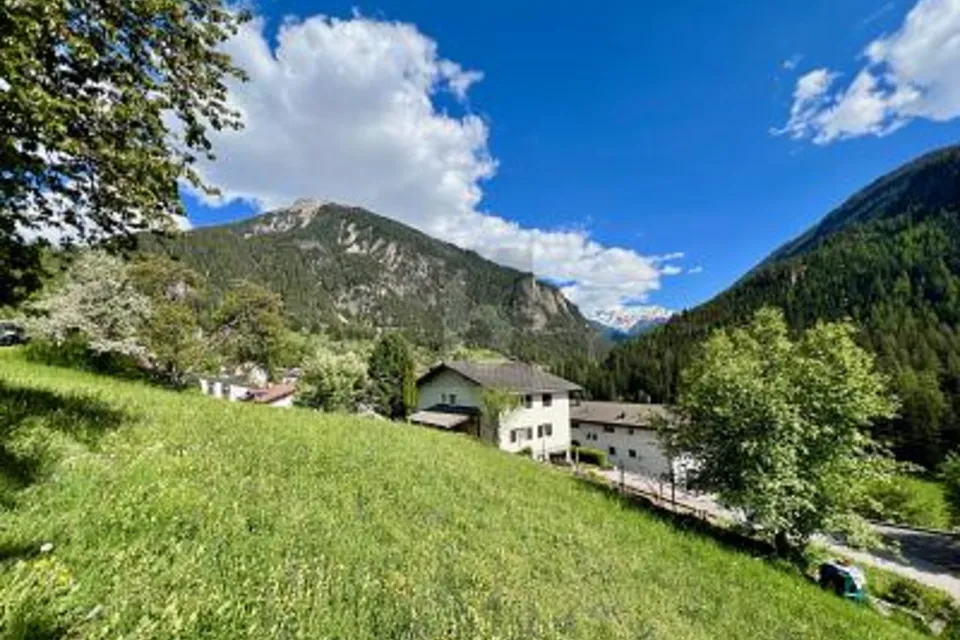 EMPLACEMENT UNIQUE ET ENSOLEILLÉ AVEC RÉSERVE DE TERRAIN CONSTRUCTIBLE, 7477 Filisur, Grisons, CH