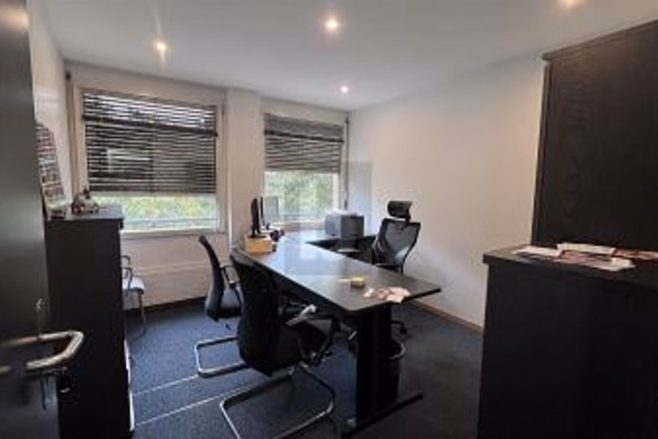 UFFICIO DALLO STILE SENZA TEMPO VICINO AL CENTRO, 1227 Carouge GE, Geneva, CH