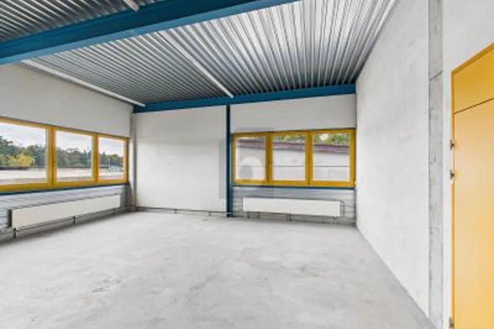 With large goods lift (6 m²) at motorway access, 6033 Buchrain, Lucerne, CH