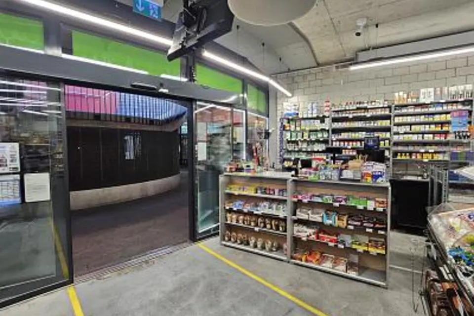 ATTRACTIVE & HIGH-REVENUE LOCATION AT THE TRAIN STATION, 8600 Dübendorf, Zurich, CH
