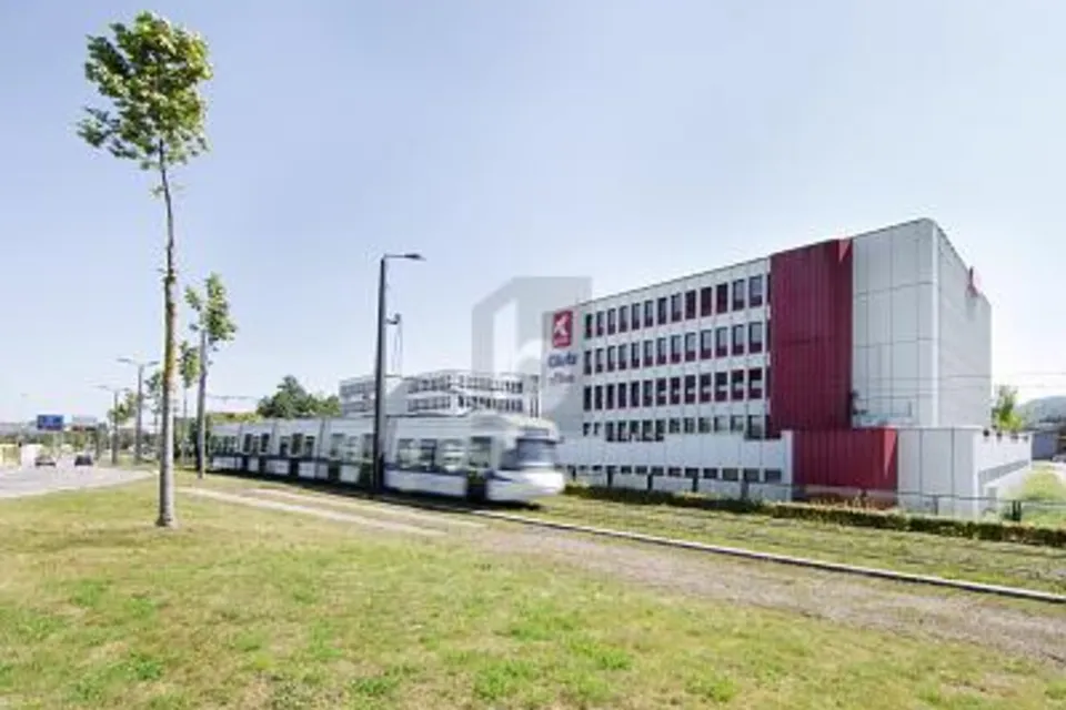SPACIEUX AVEC DE NOMBREUSES PLACES DE PARKING EN SOUS-SOL, 8304 Wallisellen, Zurich, CH