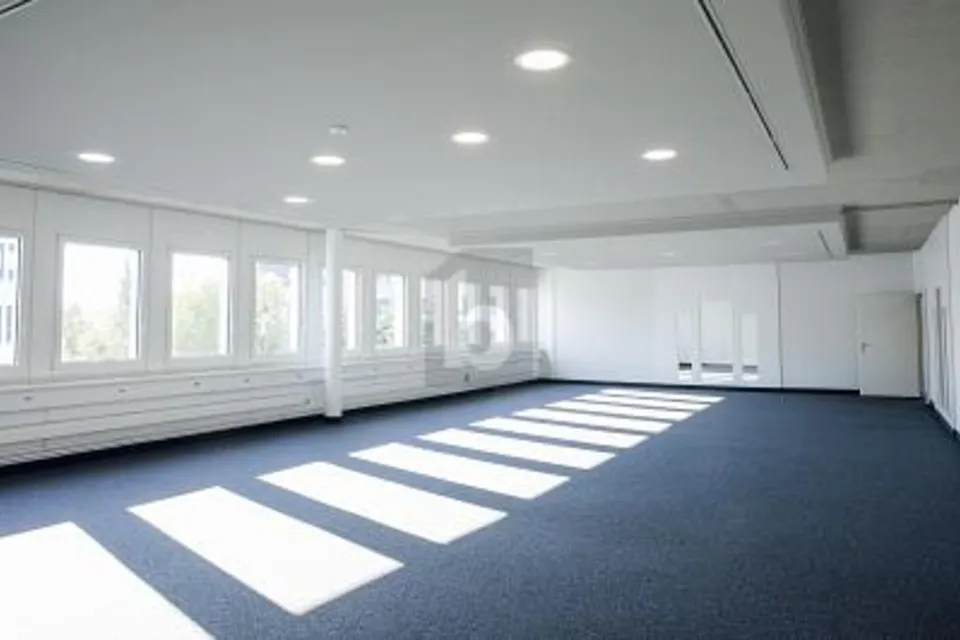 SPACIEUX AVEC DE NOMBREUSES PLACES DE PARKING EN SOUS-SOL, 8304 Wallisellen, Zurich, CH