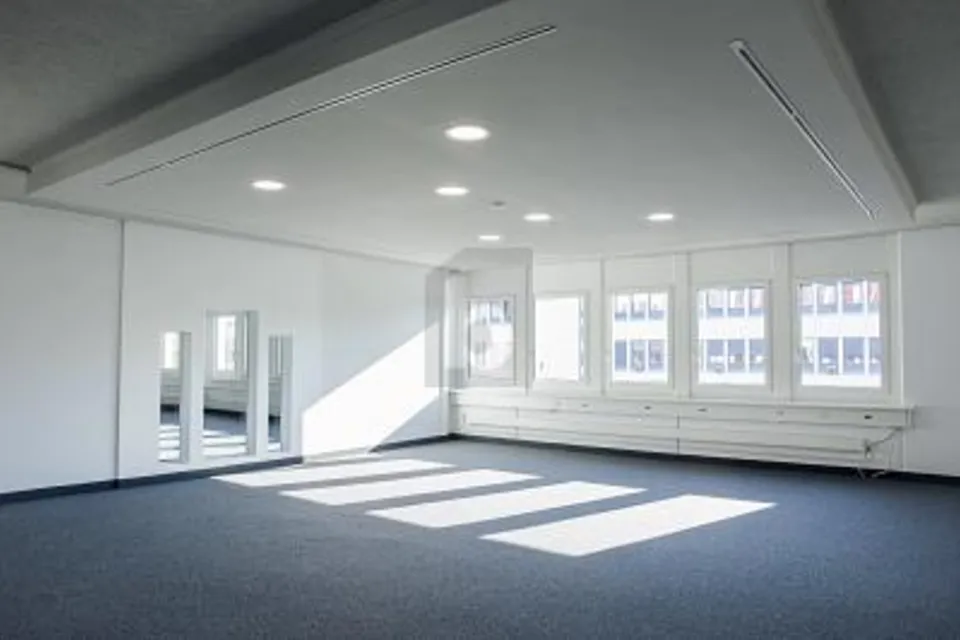 SPACIEUX AVEC DE NOMBREUSES PLACES DE PARKING EN SOUS-SOL, 8304 Wallisellen, Zurich, CH