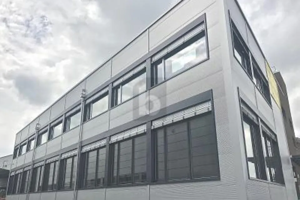 SPACIOUS WITH PRIVATE DRIVEWAY, 8157 Dielsdorf, Zurich, CH