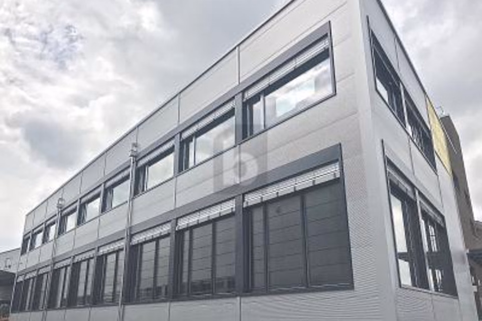 SPACIOUS WITH PRIVATE DRIVEWAY, 8157 Dielsdorf, Zurich, CH