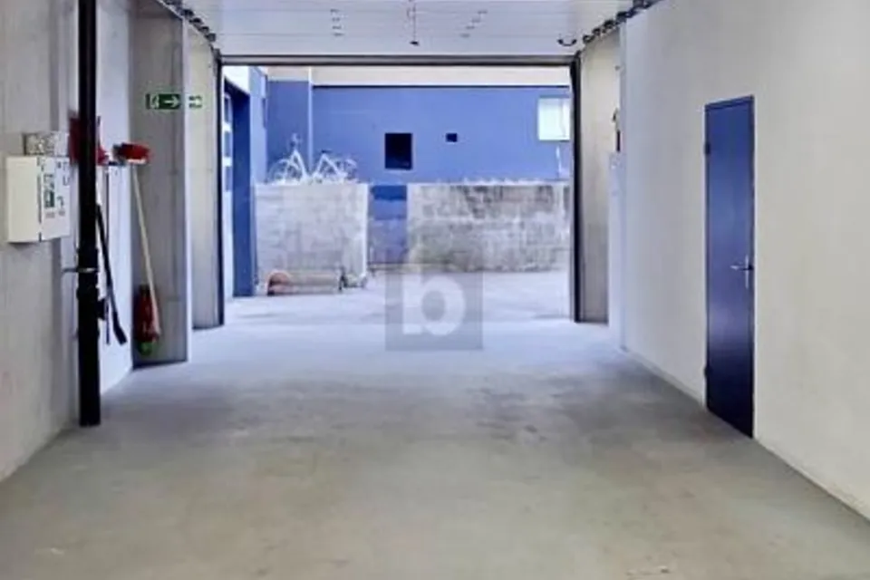 SPACIOUS WITH PRIVATE DRIVEWAY, 8157 Dielsdorf, Zurich, CH