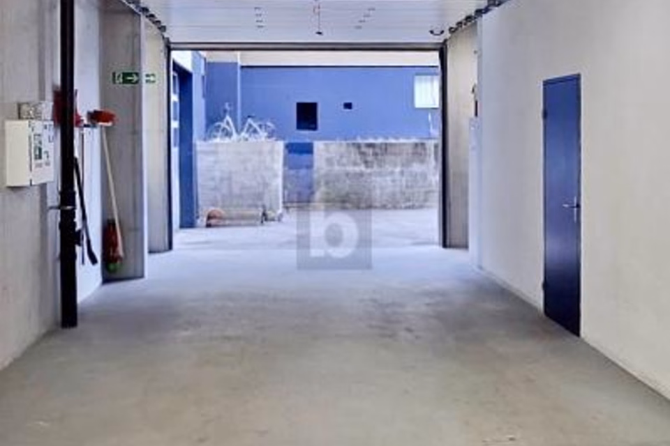 SPACIOUS WITH PRIVATE DRIVEWAY, 8157 Dielsdorf, Zurich, CH