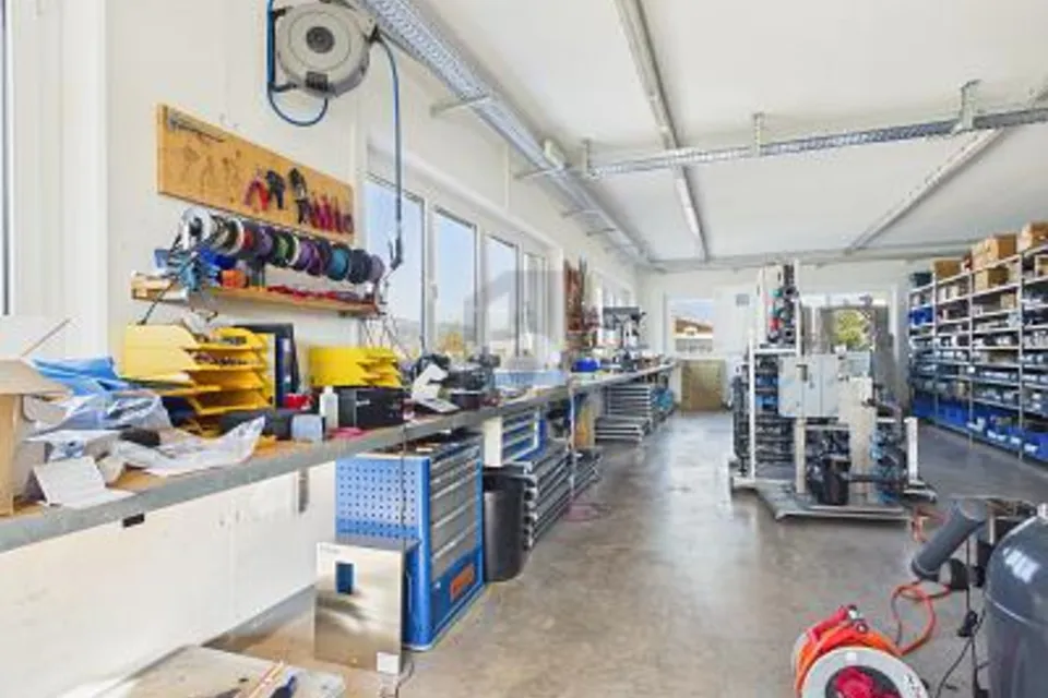OFFICINA MODERNA PER USO FLESSIBILE, 6280 Hochdorf, Lucerne, CH
