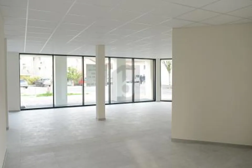 BRIGHT AND MODERN SPACE, 1026 Denges, Vaud, CH