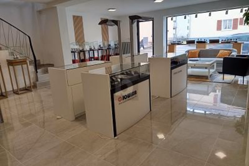 LUMINEUX, VISIBLE & POLYVALENT, 2735 Malleray, Bern, CH