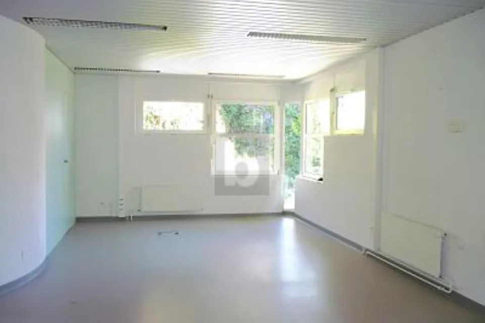 INDIPENDENTI, STRATEGICI E BEN POSIZIONATI !, 1315 La Sarraz, Vaud, CH