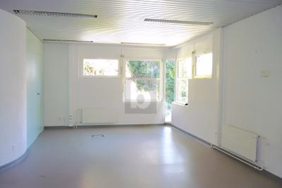 INDIPENDENTI, STRATEGICI E BEN POSIZIONATI !, 1315 La Sarraz, Vaud, CH
