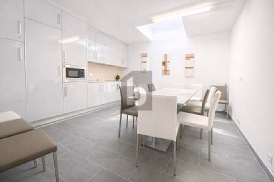 ÉTAGE BUREAUX À 4,39 % BRUT ET 35 PLACES DE PARC, 1196 Gland, Vaud, CH