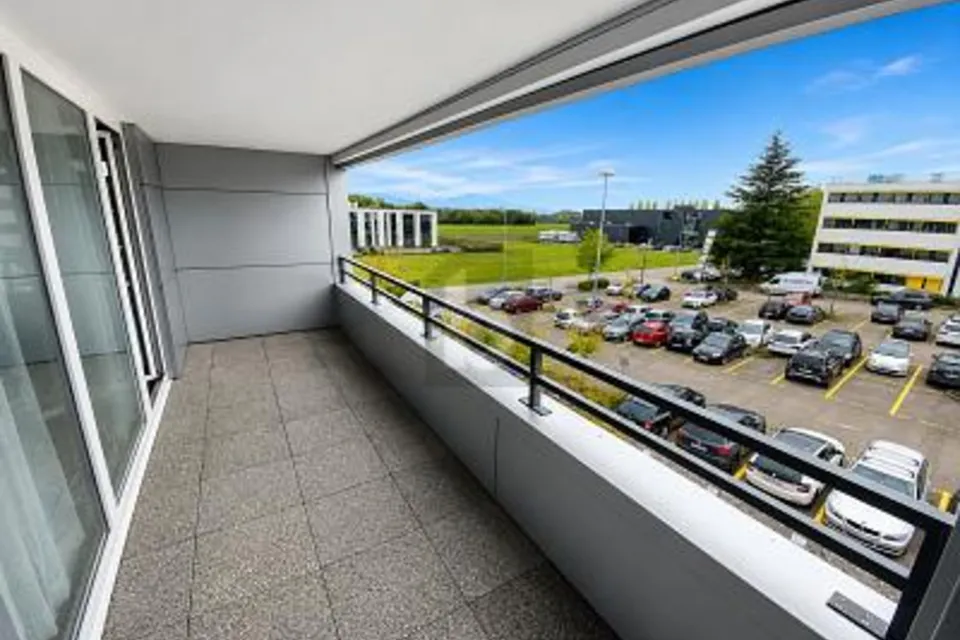 ÉTAGE BUREAUX À 4,39 % BRUT ET 35 PLACES DE PARC, 1196 Gland, Vaud, CH