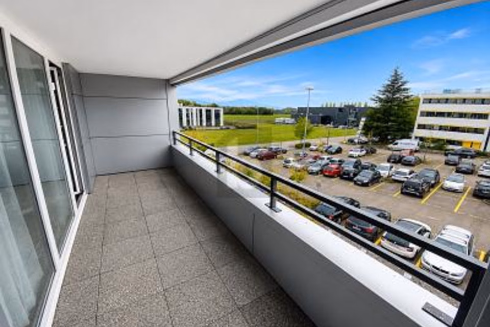 ÉTAGE BUREAUX À 4,39 % BRUT ET 35 PLACES DE PARC, 1196 Gland, Vaud, CH