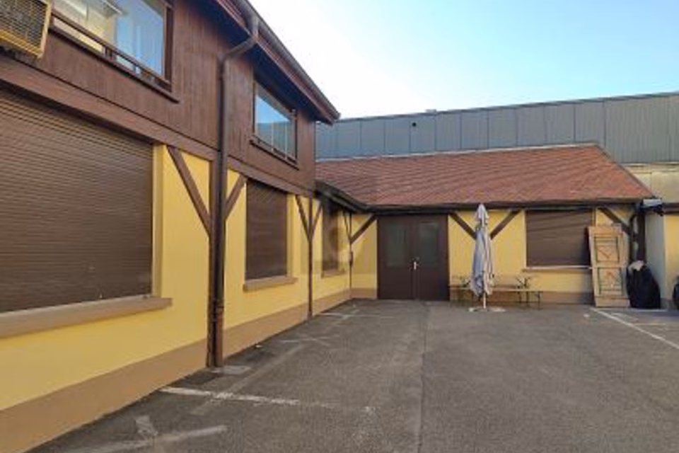 IDEALMENTE SITUATO AL PIANO TERRA E TRANQUILLO, 1227 Carouge GE, Geneva, CH