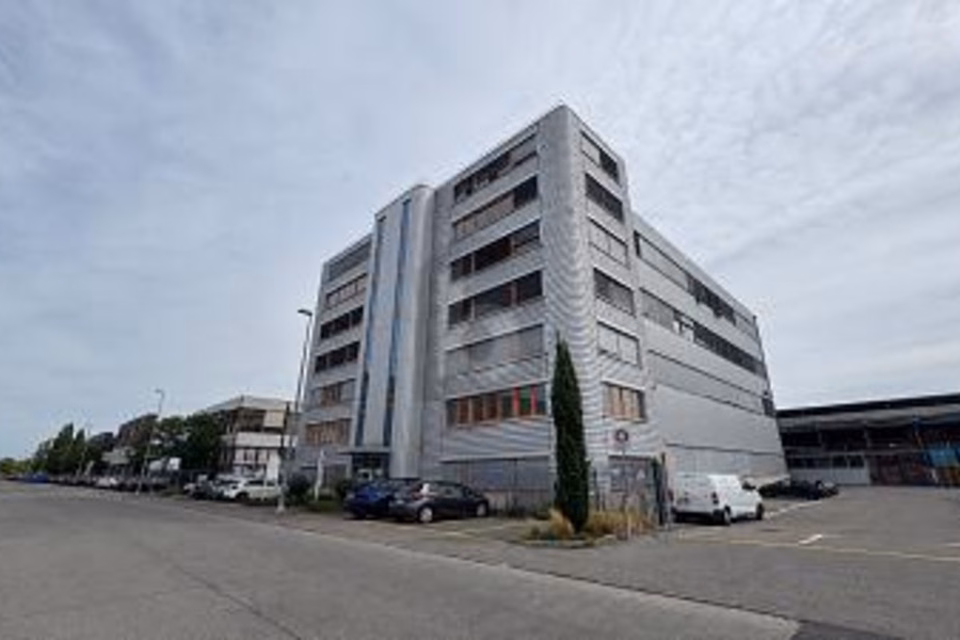 LOCALE POLIFUNZIONALE DI 110 m², 1242 Satigny, Geneva, CH