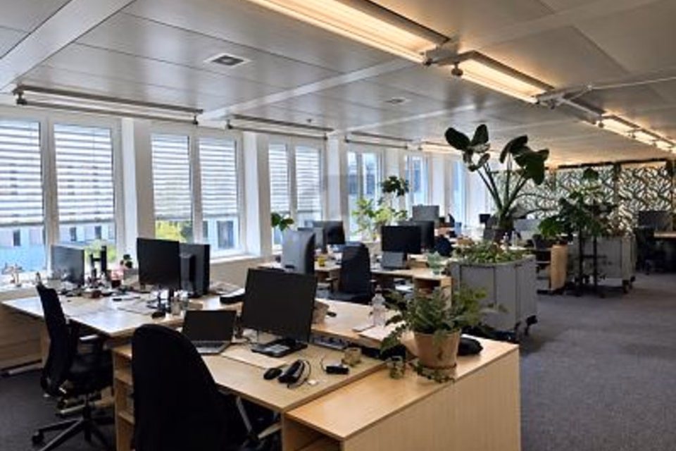 BAIGNÉ DE LUMIÈRE AVEC ESPACES DE TRAVAIL OUVERTS, 8045 Zürich, Zurich, CH