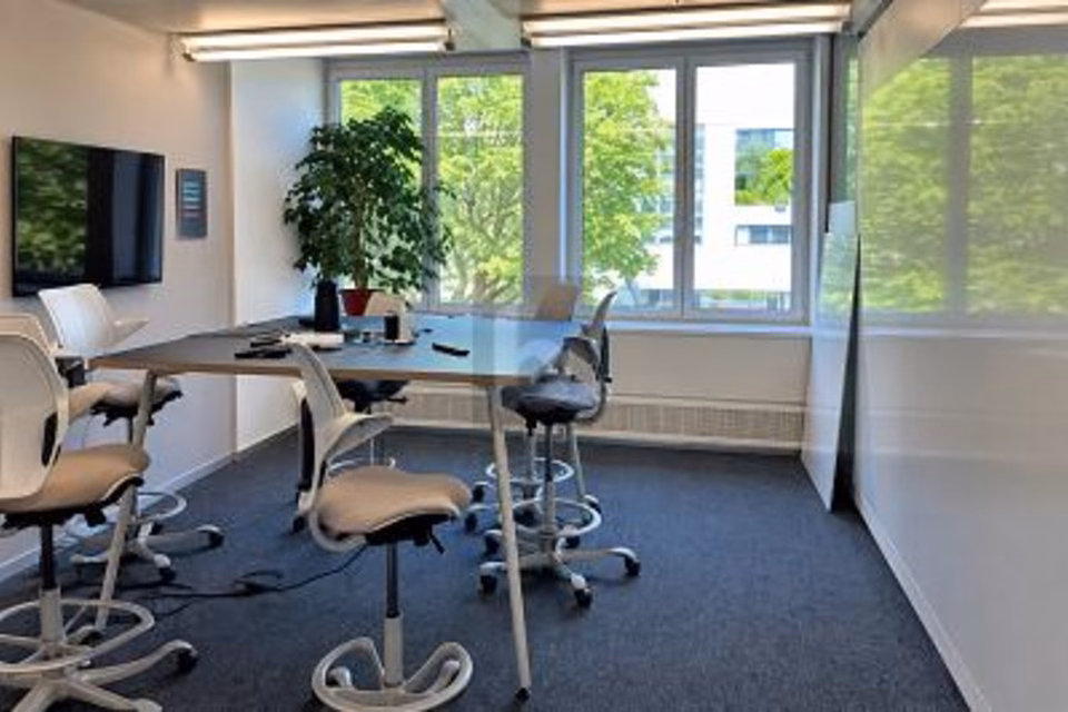 BAIGNÉ DE LUMIÈRE AVEC ESPACES DE TRAVAIL OUVERTS, 8045 Zürich, Zurich, CH