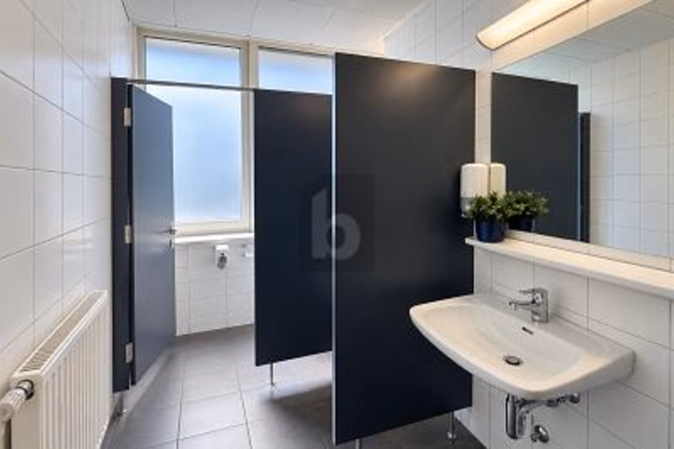 BAIGNÉ DE LUMIÈRE AVEC ESPACES DE TRAVAIL OUVERTS, 8045 Zürich, Zurich, CH