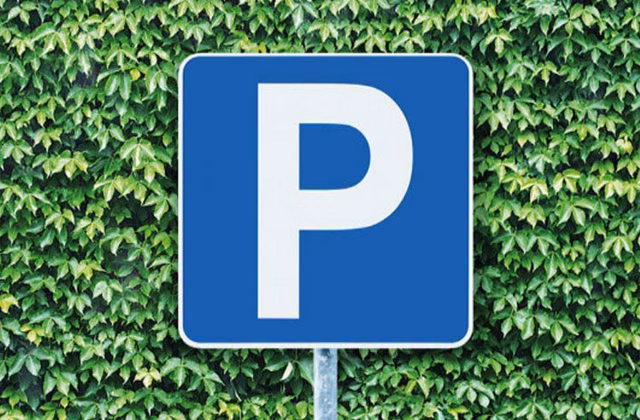 Posti auto vicino alla Saalsporthalle