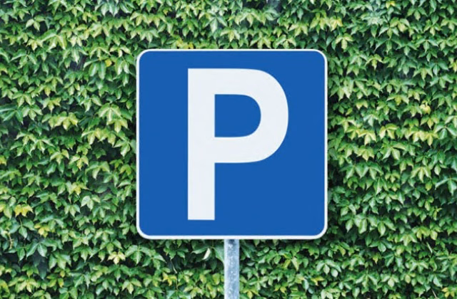 Place de parking directement derrière la gare