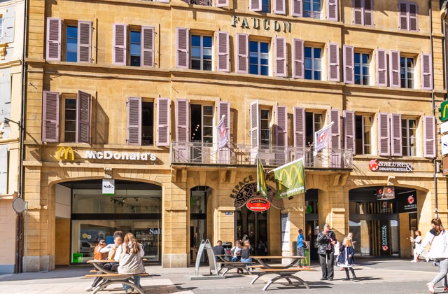 Au cœur d’une rue piétonne à fort passage