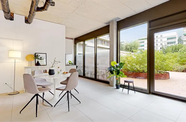 Nouvel espace commercial avec vitrines