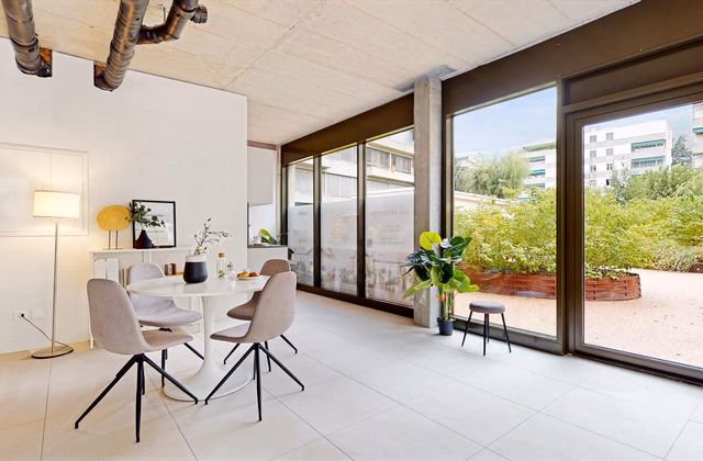 Nouvel espace commercial avec vitrines