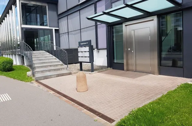 Places de parc en hall à louer à Baar !