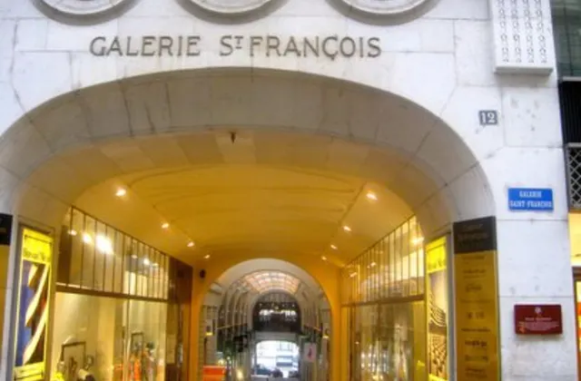 Vitrine à louer à la Galerie Saint-François