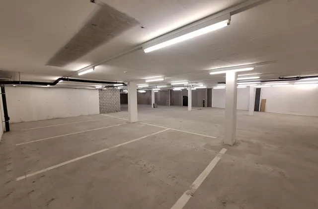 Ampio locale archivio in prossimità della stazione in affitto