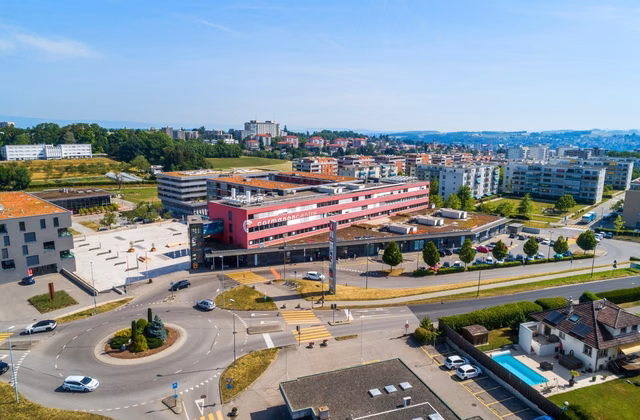 Cormanon Centre, bright 58 m² retail space on the ground floor