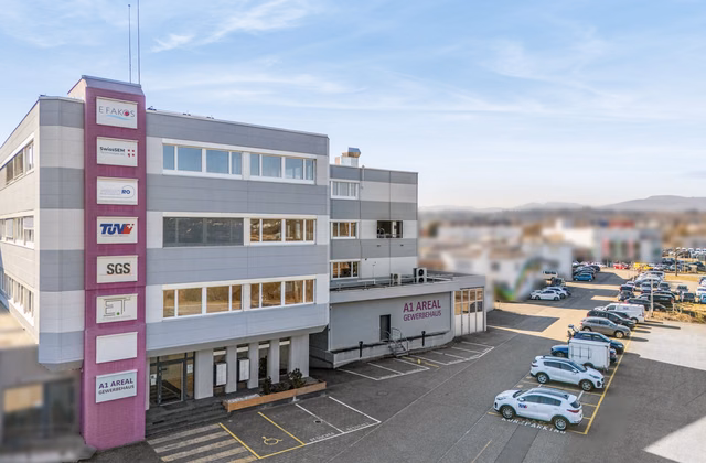 Locaux commerciaux attractifs avec dépôt et places pour camions, situation centrale
