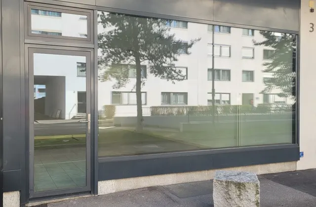 Espace commercial attractif au rez-de-chaussée – idéal pour point de vente, bureau ou showroom