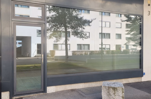 Espace commercial attractif au rez-de-chaussée – idéal pour point de vente, bureau ou showroom
