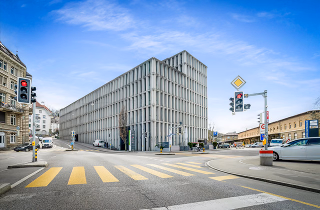 Place de parc à proximité de la gare, disponible de suite
