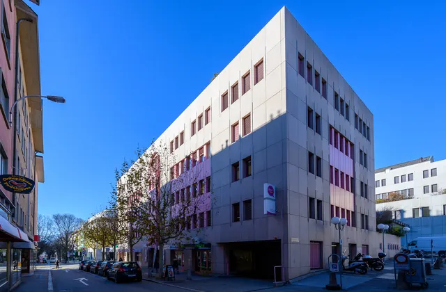 Deposito di 152 m² in affitto vicino alla stazione