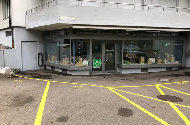 Local commercial env. 68 m2 avec vitrine et salle d'exposition / réserve au sous-sol