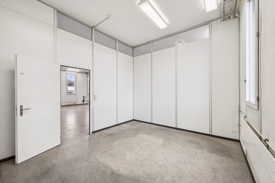 More space for your business: 305 m² storage space with goods lift, Talstrasse, 4144 Arlesheim, Basel-Landschaft, CH