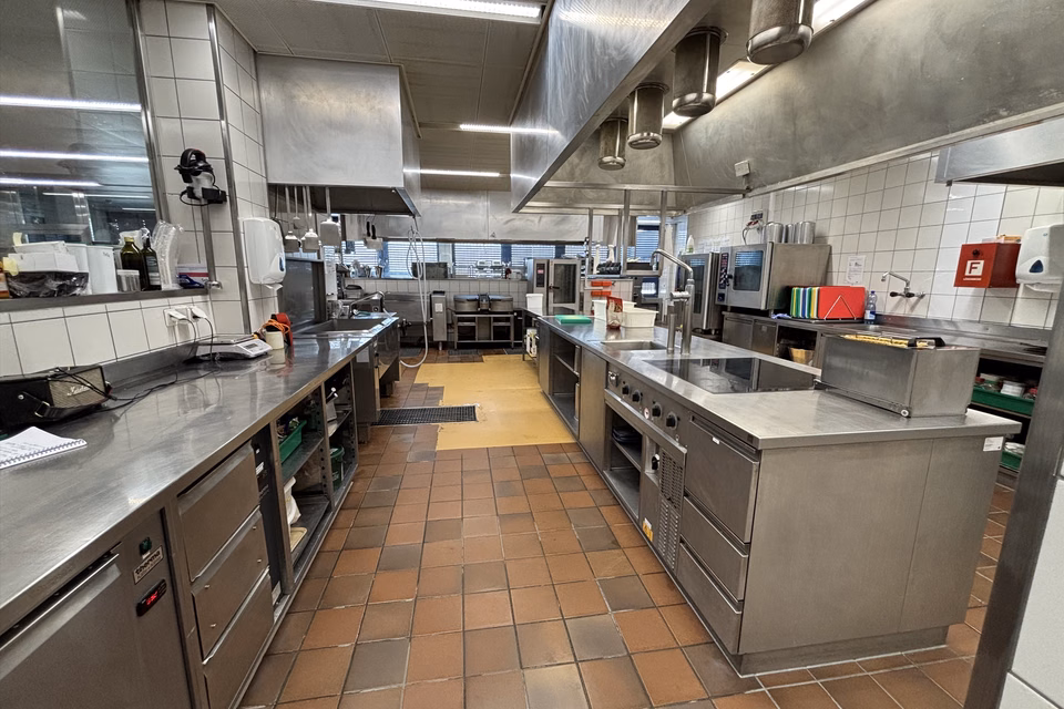 Ready to go: Gastronomy space with production kitchen and roof terrace, Bubenbergstrasse, 8045 Zürich, Zurich, CH