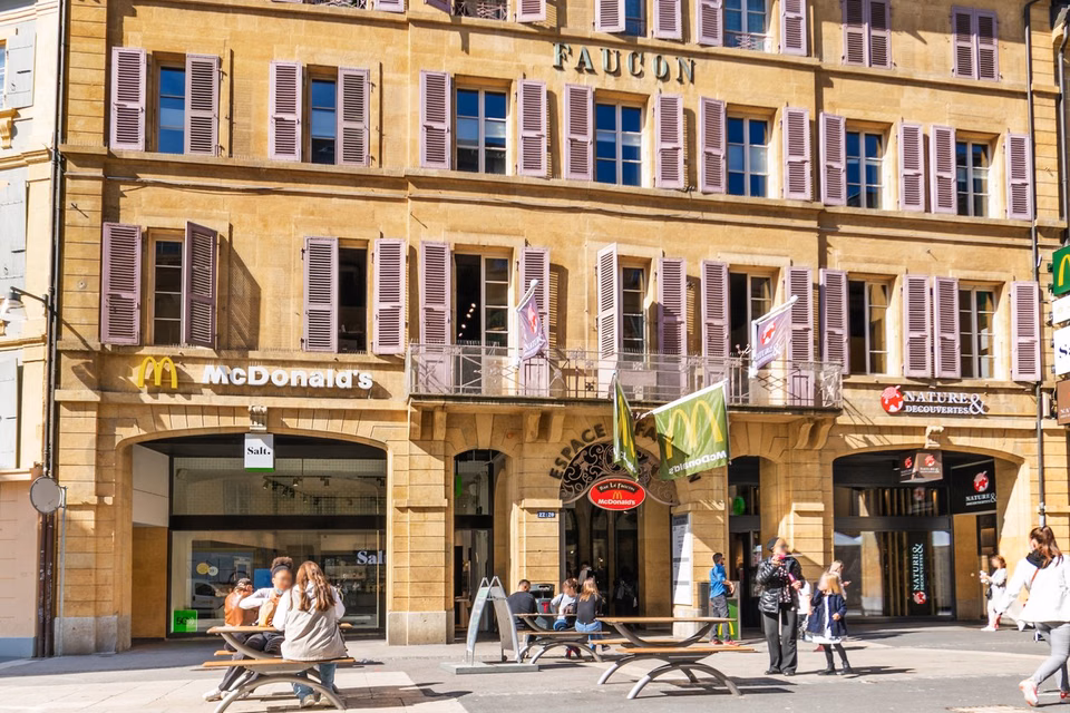 In the heart of a busy pedestrian street, Rue de l'Hôpital, 2000 Neuchâtel, Neuchâtel, CH