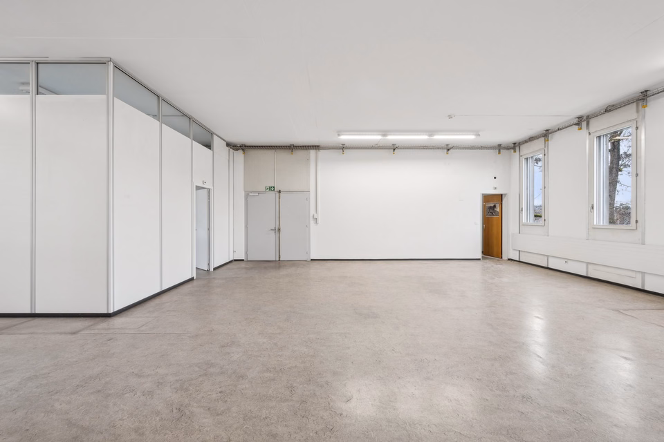 More space for your business: 305 m² storage space with goods lift, Talstrasse, 4144 Arlesheim, Basel-Landschaft, CH