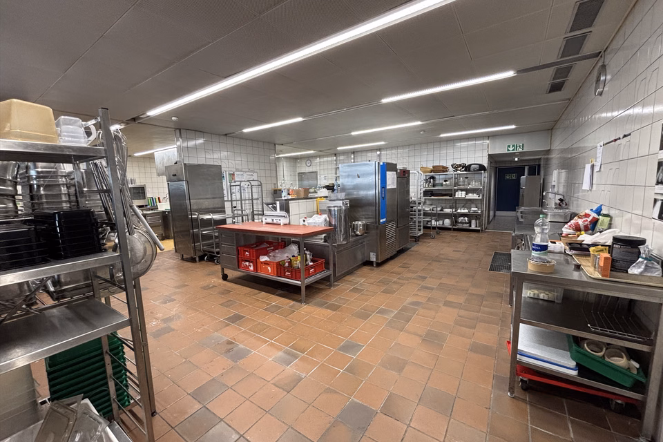 Ready to go: Gastronomy space with production kitchen and roof terrace, Bubenbergstrasse, 8045 Zürich, Zurich, CH