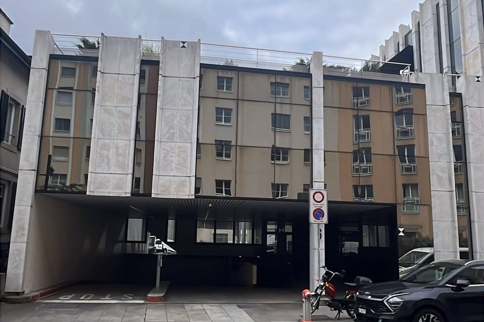 Sicherer Innenparkplatz, Avenue Industrielle, 1227 Carouge GE, Geneva, CH