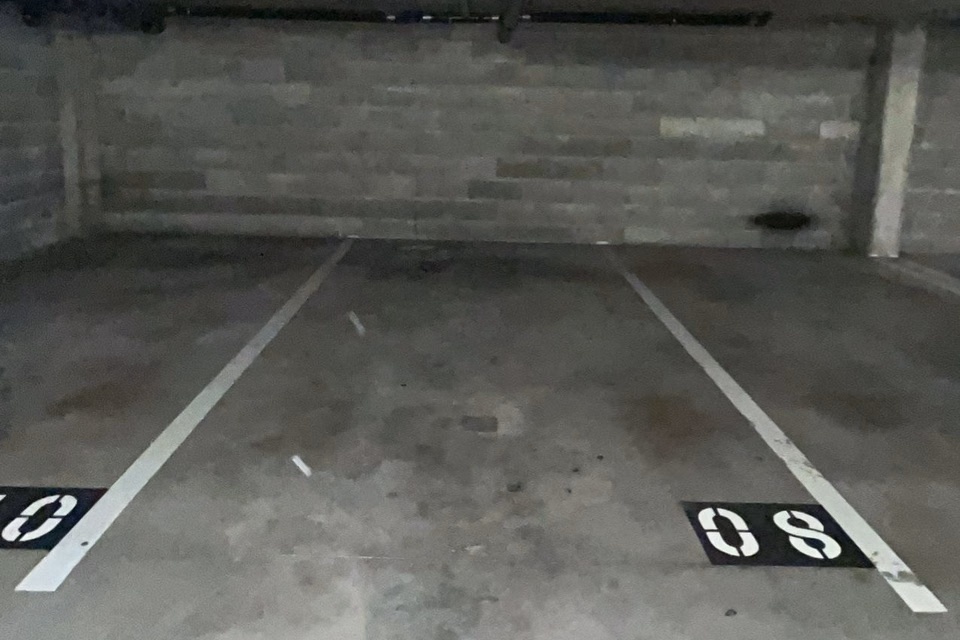 Sicherer Innenparkplatz, Avenue Industrielle, 1227 Carouge GE, Geneva, CH