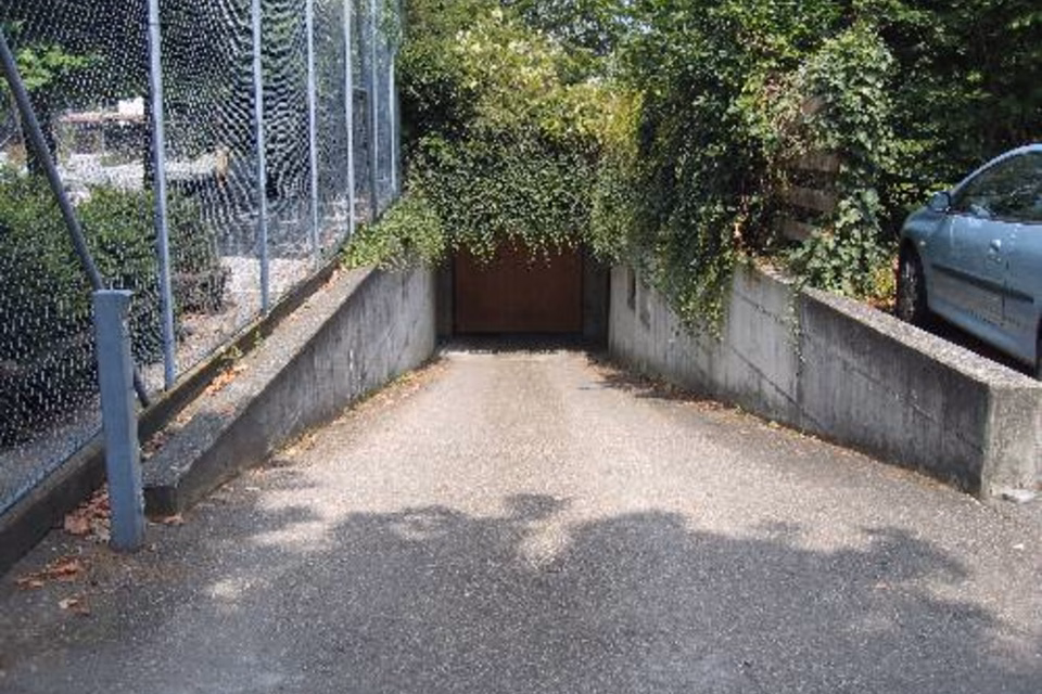 Vous cherchez des places de stationnement à Kloten ?, Dorfstr. 29a / Einstellhalle, 8302 Kloten, Zurich, CH