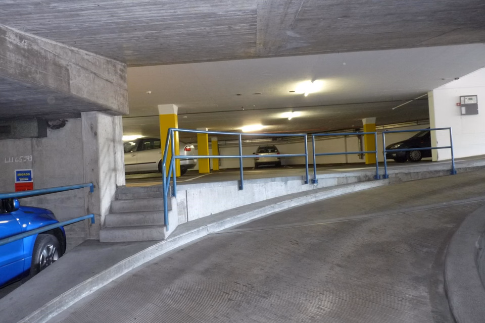 *Promozione* - Abbiamo spazio per la tua auto - Vicino alla stazione e al centro!, Bahnhofstr. 29/31, Tiefgarage, 4900 Langenthal, Bern, CH