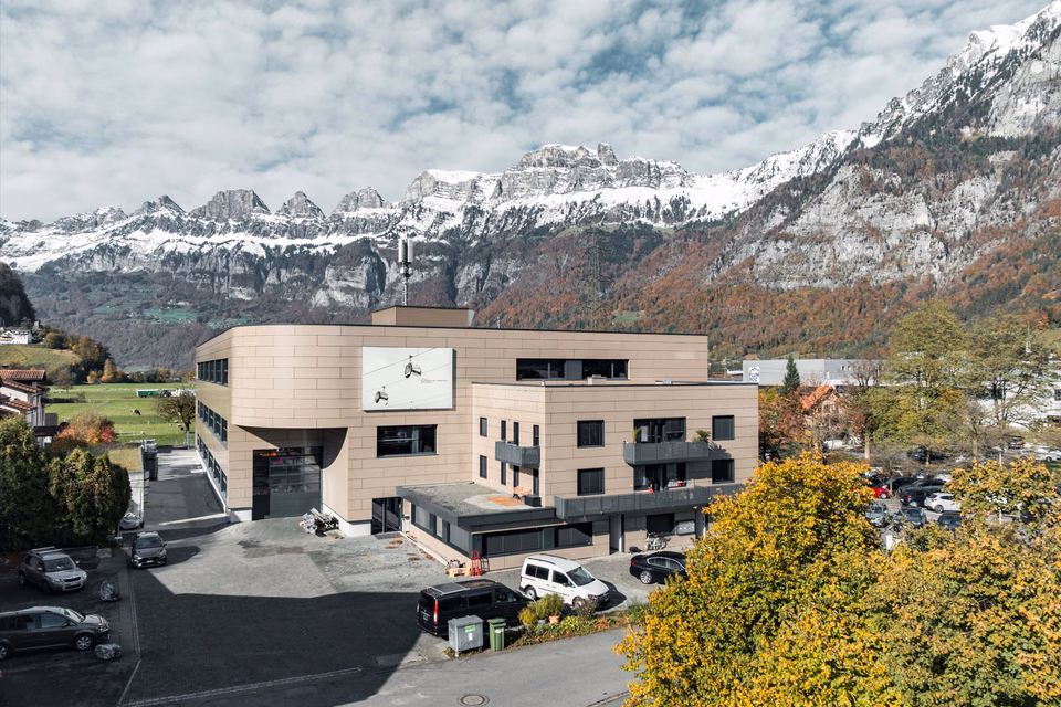 Attractive subunits in an industrial and commercial hall in Flums, Laxstrasse, 8890 Flums, St. Gallen, CH