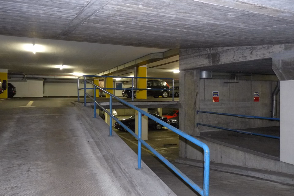 *Promozione* - Abbiamo spazio per la tua auto - Vicino alla stazione e al centro!, Bahnhofstr. 29/31, Tiefgarage, 4900 Langenthal, Bern, CH